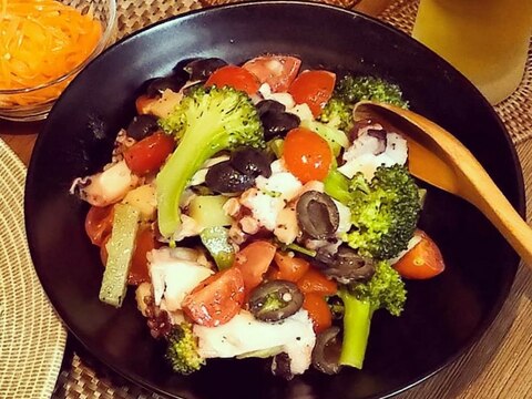 タコとブロッコリーとじゃがいものバジルソース和え